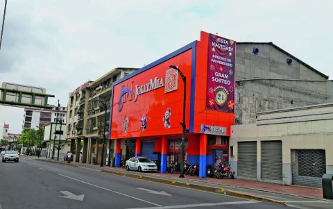 Frontera. A la altura de Azuay y Eloy Alfaro está el último local comercial de productos chinos.