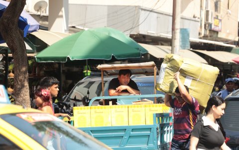 Cultura. A lo largo de la calle Chile, comerciantes chinos proliferan en el sitio.