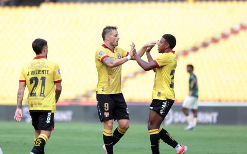 Octavio Rivero (c) fue la figura de Barcelona SC en el triunfo sobre Orense.