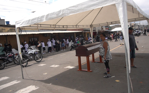 Vecinos velan el cuerpo de un joven baleado en altamar, en Puerto Bolívar, Machala, provincia de El Oro.