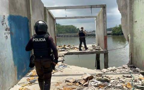 Una casa destruida por un explosivo en las cercanías del puerto de Machala.