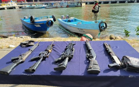 Miembros de las Fuerzas Armadas aseguran botes y armamento pesado, en Puerto Bolívar, en junio pasado.