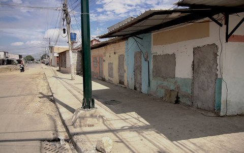 Casas selladas tras ser abandonadas en el puerto.