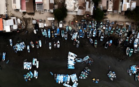 Puerto Pizarro es un puerto pesquero ubicado en Tumbes, al norte de Perú, cerca de la frontera con Ecuador.
