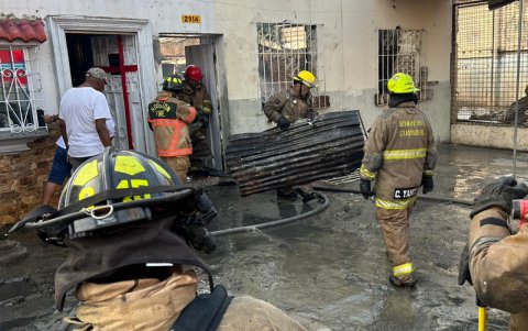 Bomberos removieron escombros de la vivienda afectada por la explosión de un cilindro de gas. Ocurrió en el suroeste de Guayaquil.