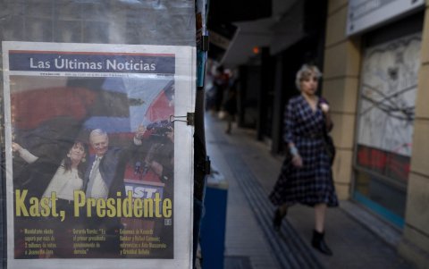 Fotografía de un periódico que anuncia los resultados de las elecciones presidenciales, este lunes en Santiago (Chile).