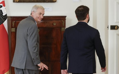 El presidente de Chile, Gabriel Boric (d), y el presidente electo, José Antonio Kast, se reúnen en el Palacio de la Moneda este lunes, en Santiago (Chile).