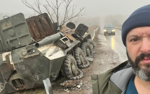 Bryan Stern, fundador de Grey Bull Rescue, durante una misión en Ucrania.