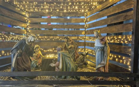 El pesebre de la Plaza de la Administración se enciende diariamente a la 19:00.