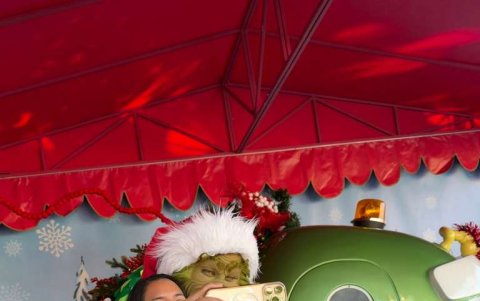 La guayaquileña Vivi Ponce posa con el Grinch luego de un encuentro que se volvió viral.