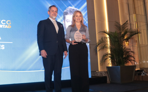 Juan Xavier Sánchez le entrega a Mónica Cassanello el reconocimiento adjudicado a Carlos Andrés Vera, quien no pudo asistir al evento.