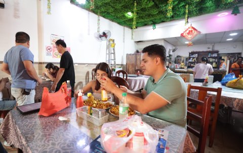 Gastronomía. Por lo general el ecuatoriano degusta de la comida fusión china-ecuatoriana, pero en el mismo restaurante también se ofrece alimentos autóctonos de China.