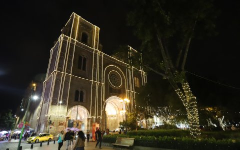 La Catedral de la Inmaculada está iluminada y es el centro de atención de los visitantes del Centro Histórico.