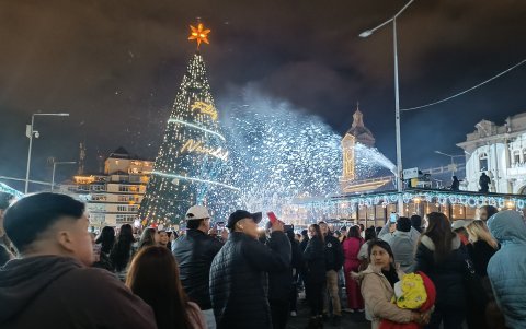 En la plaza de San Francisco se vivió un festival de coros y espuma.
