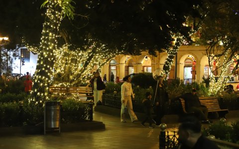 El parque Calderón es uno de los puntos de mayor afluencia durante las noches en la ciudad de Cuenca.