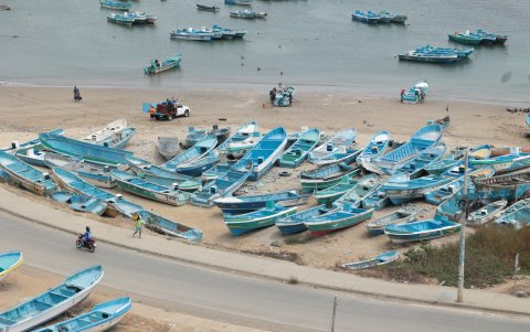 Embarcaciones de pesca artesanal en la playa de Anconcito, Santa Elena.