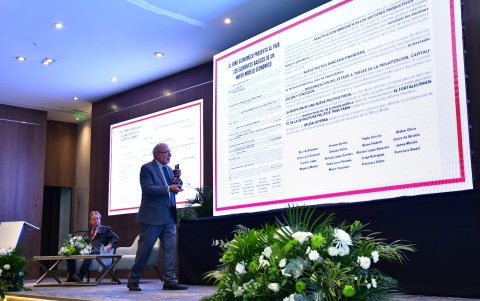 Durante un diálogo académico en la UEES, Alberto Dahik planteó que la dolarización fue una medida extrema y advirtió que no garantiza desarrollo ni estabilidad por sí sola.