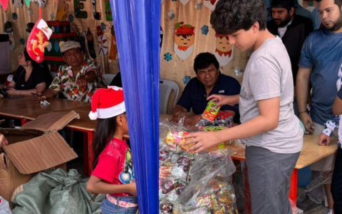Niños de recintos de Tenguel sostienen sus regalos en un gesto sencillo que marcó la jornada solidaria