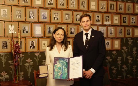 María Corina Machado junto a Jørgen Watne Frydnes, presidente del Comité Noruego del Nobel