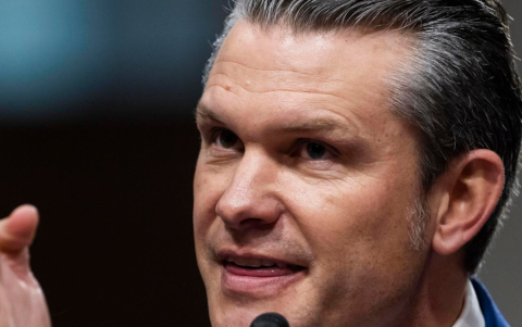 Pete Hegseth, comparece ante una comisión del Senado durante una audiencia en Washington D. C., en medio del debate sobre la política antidrogas y el combate al fentanilo ilícito.