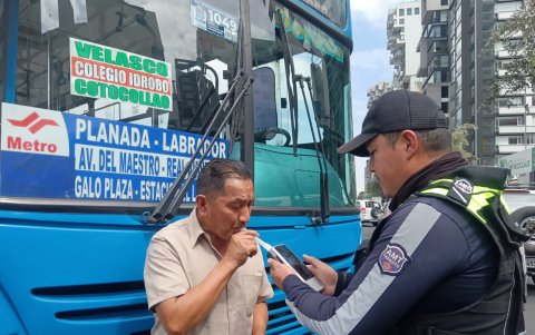Tras ofrecer disculpas públicas, el conductor del bus fue sometido a la prueba de alcotest por el incidente en el norte de Quito.
