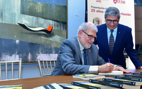 Alberto Dahik firma el libro de Byron San Miguel.