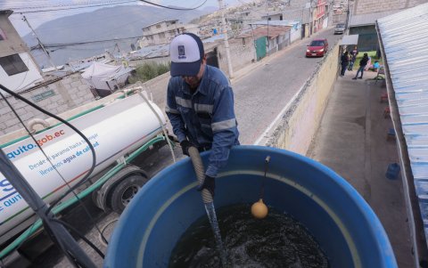Un tanquero llenó la cisterna de un centro infantil en Calderón.