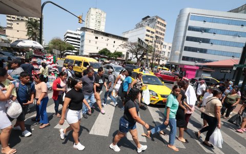 Un sinfín de peatones circula en la intersección de las avenidas Olmedo y Boyacá, en el sector de la Bahía, centro de Guayaquil.