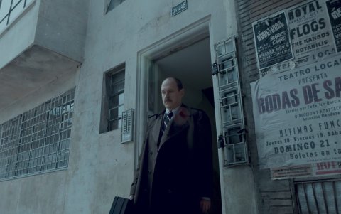 La obra explora la psicología del asesino y los motivos que llevaron a la masacre.