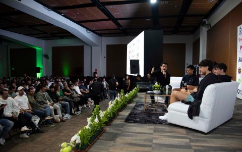 Cientos de aficionados escucharon a los jugadores de pádel durante un evento en la capital ecuatoriana