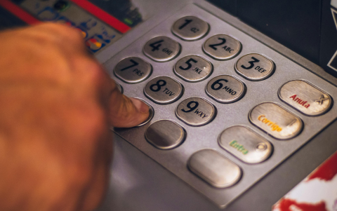 En el skimming los ladrones usan dispositivos para robar la información de la tarjeta al momento de sacar dinero.