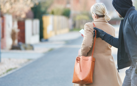 Los sacapintas trabajan en grupo y buscan a personas afuera de los bancos para robar dinero.