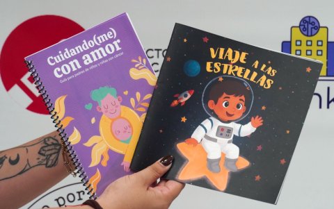 Equipo de estudiantes muestran los materiales del proyecto 