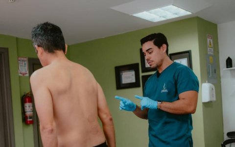 Hábitos posturales inadecuados afectan salud física y rendimiento laboral