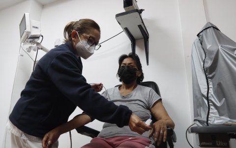 Ante el primer caso de influenza A H3N2 personas buscan vacunarse .