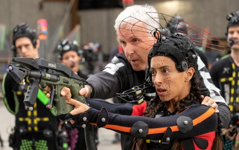 El director James Cameron y Oona Chaplin en el set de grabación de Avatar 3.