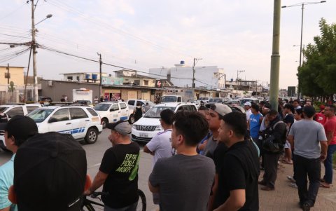 Decenas de curiosos se congregaron en la avenida Isidro Ayora, en Samanes 4, tras el ataque armado que terminó con la vida del futbolista Mario Pineida.