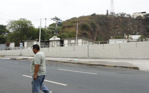 Donde antes había grafitis artísticos, ahora se ve una pared gris, en este paso a desnivel de Julián Coronel y Ximena.