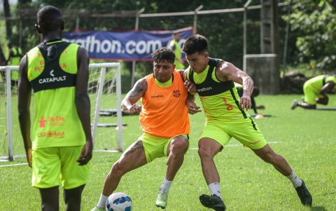 Mario Pineida (c), durante una de las últimas prácticas en Barcelona SC.