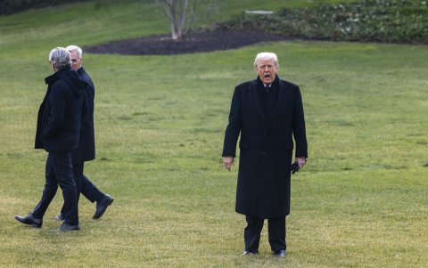 El presidente Donald J. Trump grita a los medios de comunicación mientras camina para abordar el Marine One en el jardín sur de la Casa Blanca en Washington.