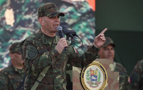 Fotografía de archivo del 23 de septiembre de 2025 que muestra al ministro de Defensa de Venezuela, Vladimir Padrino López, hablando durante un ejercicio militar en Caracas (Venezuela).