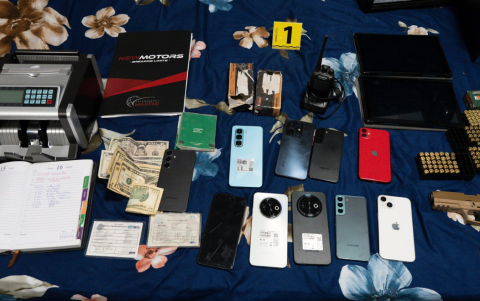 Durante las acciones se incautaron armas de fuego, municiones, equipos de comunicación, documentación y dinero en efectivo.