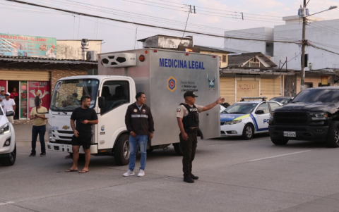 Agentes de Medicina Legal y Policía Nacional acuden al lugar donde fue baleado el futbolista Mario Pineida, en la calle Isidro Ayora, Guayaquil.