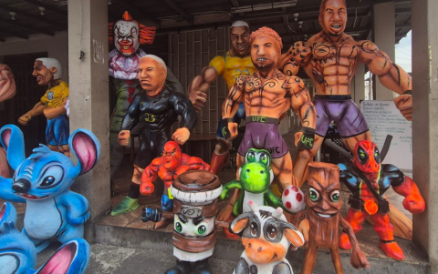 En la 6 de marzo varios vendedores se reúnen para ofrecer sus monigotes,