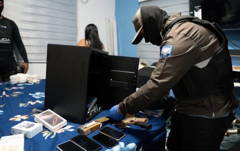 Se incautaron armas de fuego, municiones, equipos de comunicación, documentación y dinero en efectivo.