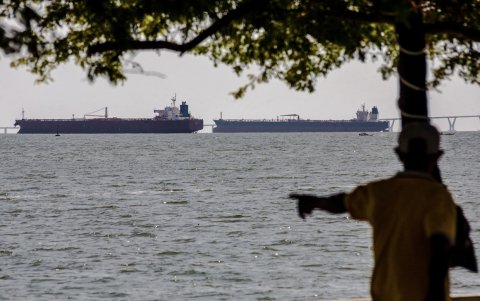 Un hombre observa dos buques petroleros que permanecen anclados en el lago de Maracaibo, cerca de Maracaibo, estado Zulia, Venezuela, el 17 de diciembre de 2025.