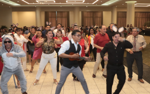 El Grupo Centro Médico de Damas del H. Cuerpo Consular del Norte interpreta su coreografía al ritmo de 'El burrito sabanero'.