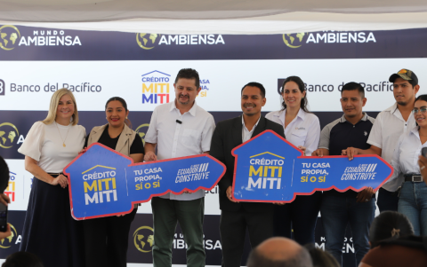 Rhonda Cevallos, Daniel Elmir y Luli Arosemena junto a algunos de los ganadores.