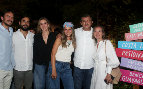 Juan Pinos, Mario Pinos, Stefania OIsen, Luz Pinos, Juan Pinos, Mario Pinos y Eva García.