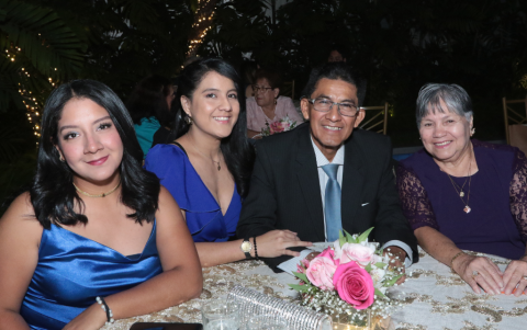 Ruth y Raquel Barrera Játiva, Julio Barrera Ronquillo y Cecilia Cueva de Guerrero.